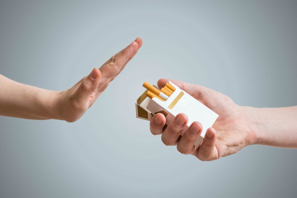 Nicotine có trong thuốc là làm tăng huyết áp dễ dẫn đến đột quỵ khi trời lạnh. (Ảnh: Hjerteforeningen)